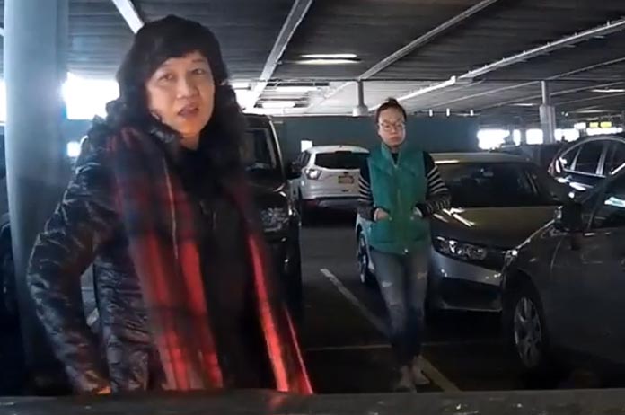 Egoïsme troef: mondige ‘dames’ bezetten vrije parkeerplaats (video)