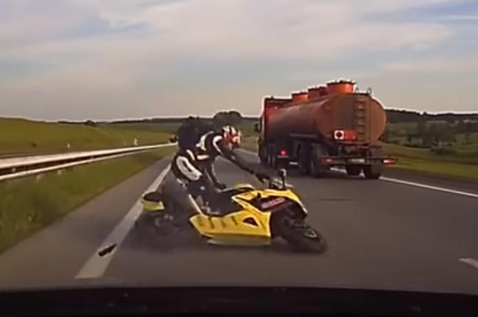 Motard wil even remmen testen van automobilist. Dat blijkt géén goed plan te zijn! (video)