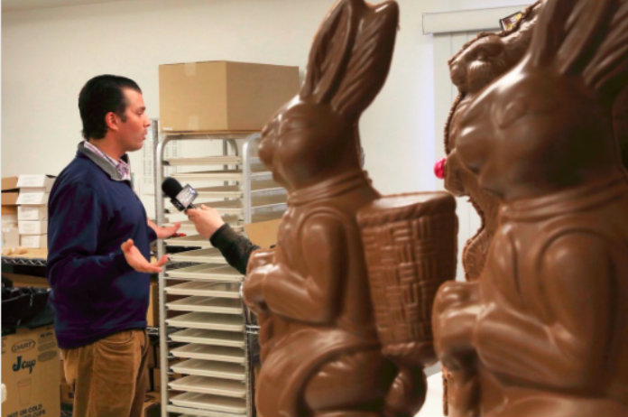 Chocolade paashaas interviewt Donald Trump Jr.