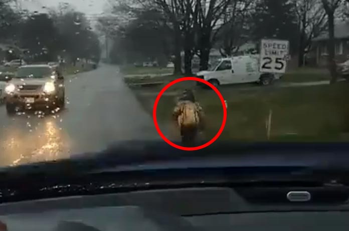 Zijn zoontje (10) pest andere kinderen op de schoolbus. Papa bedenkt én filmt deze straf! (video)