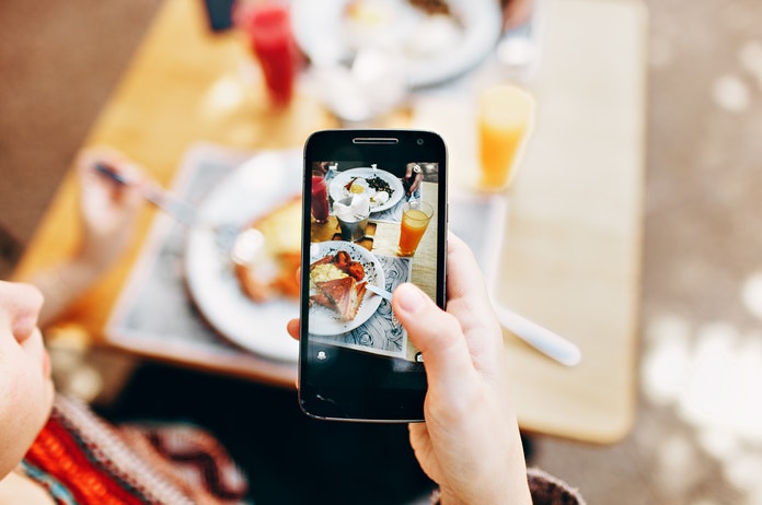 “Foto’s posten op sociale media laat je meer eten”