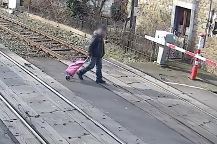 Infrabel toont beelden van spoorloper die maar ZEER NIPT aan dood ontsnapt (video)