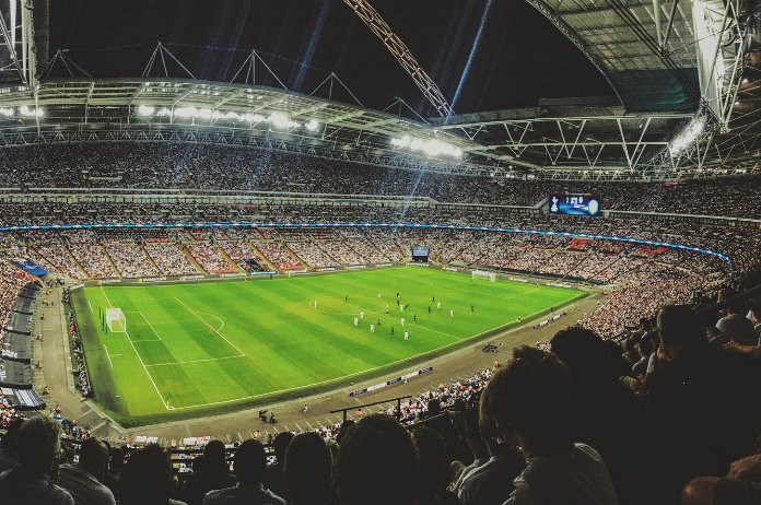 Jonge voetballiefhebber achtergelaten bij wegrestaurant