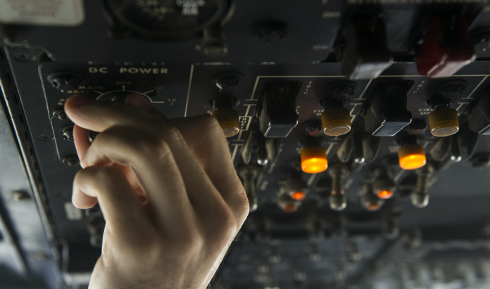 Dief ontsnapt uit gevangenis en verlaat land in hetzelfde vliegtuig als premier