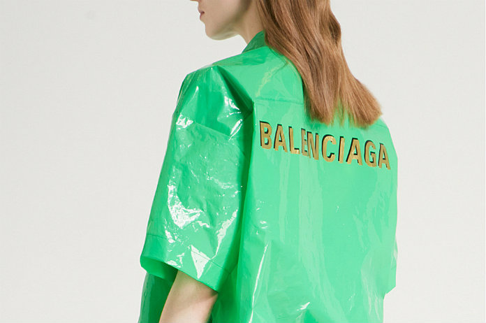 Modehuis Balenciaga slaat de bal mis met T-shirt dat op een vuilzak lijkt