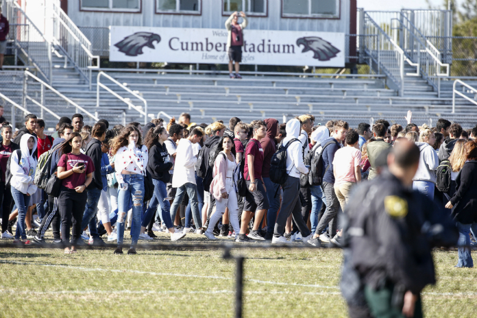 Studenten klagen over doorzichtige rugzakken