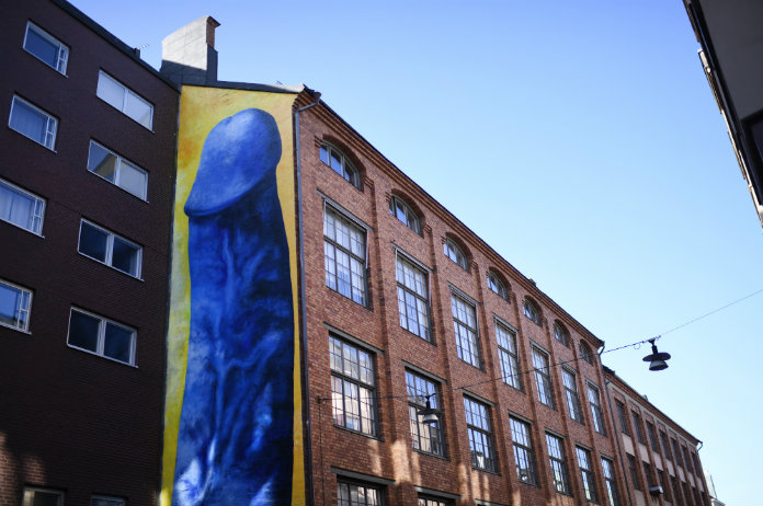 Kunstenares tekent levensgrote penis in Stockholm