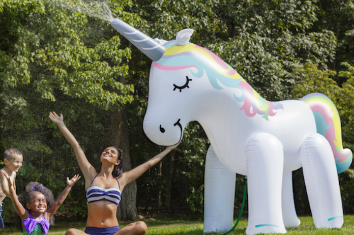 Enorme tuinsproeier zorgt gegarandeerd voor veel waterpret