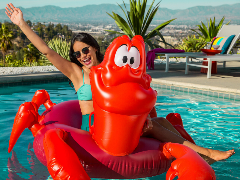 Vergeet de roze flamingo, deze opblaasbare Disneyfiguren zijn de nieuwe zomerse musthave