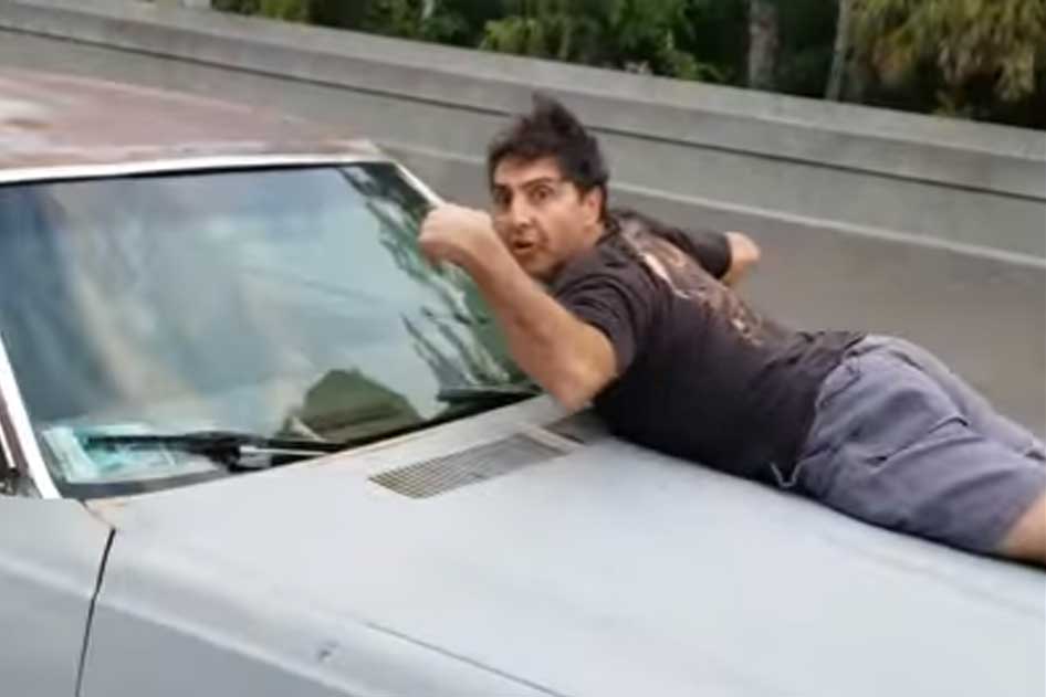 “Bel de politie! Die trut heeft mijn wagen gestolen”, schreeuwt hij vanop de motorkap van een rijdende auto (video)