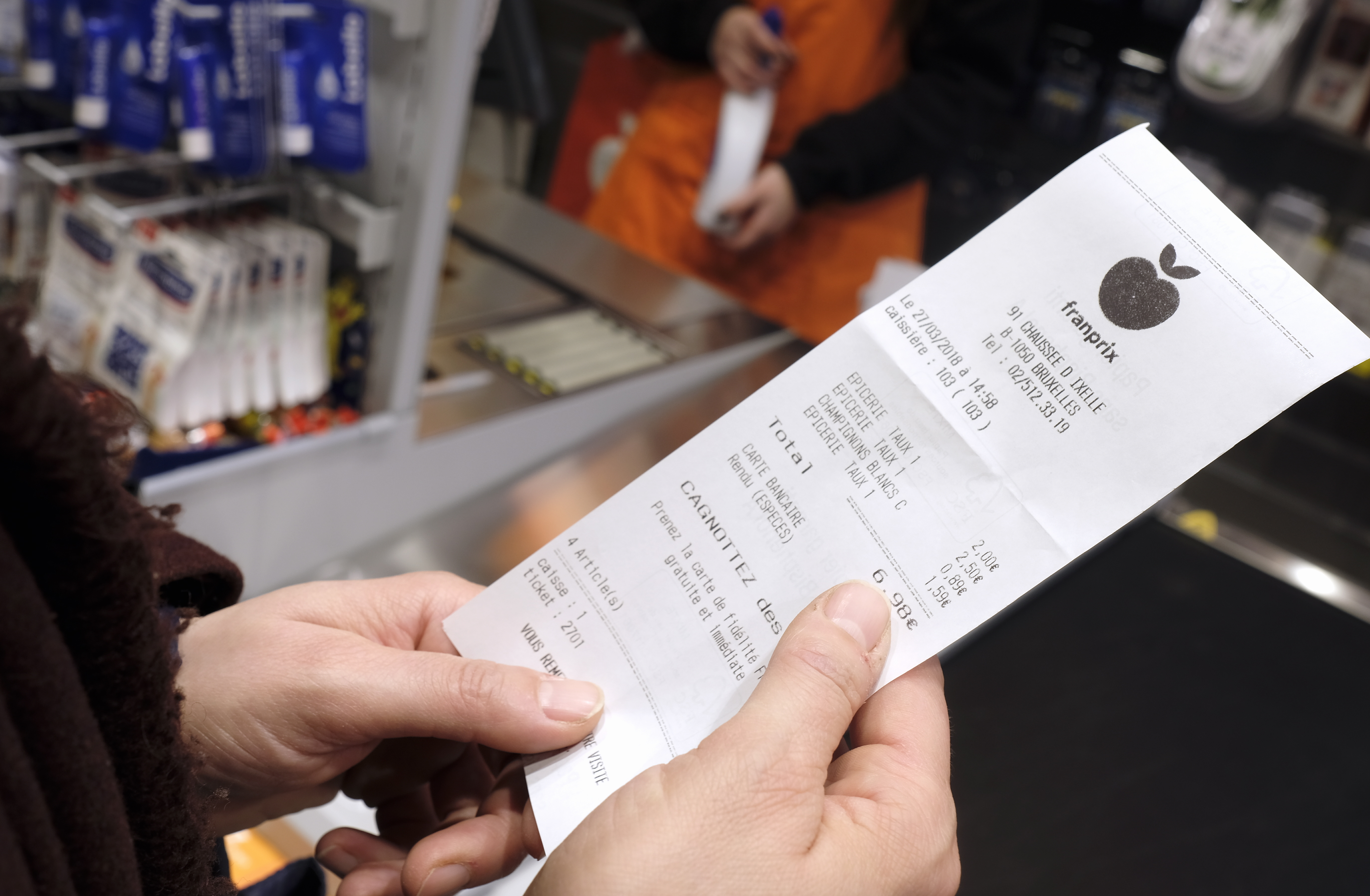 Zo bepaalt een supermarkt of ze je controleren bij de zelfscankassa