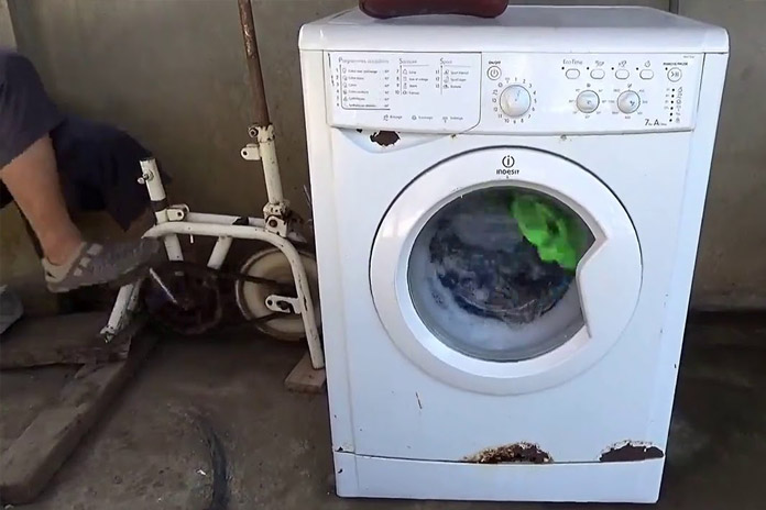 Geniaal: wat als je geen elektriciteit maar wél vuile was hebt? (video)