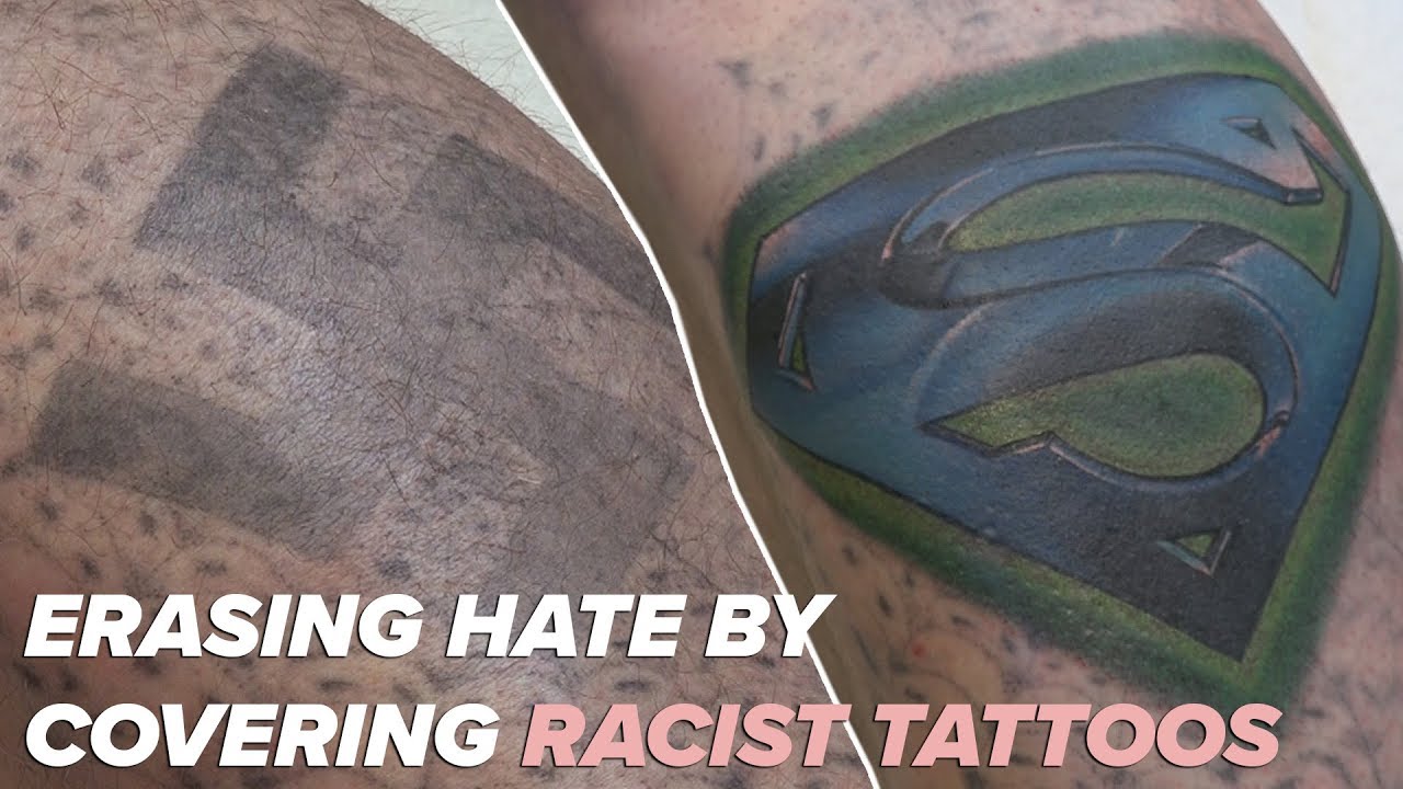 VIDEO. Tattoo-artiest verwijdert gratis racistische tekeningen