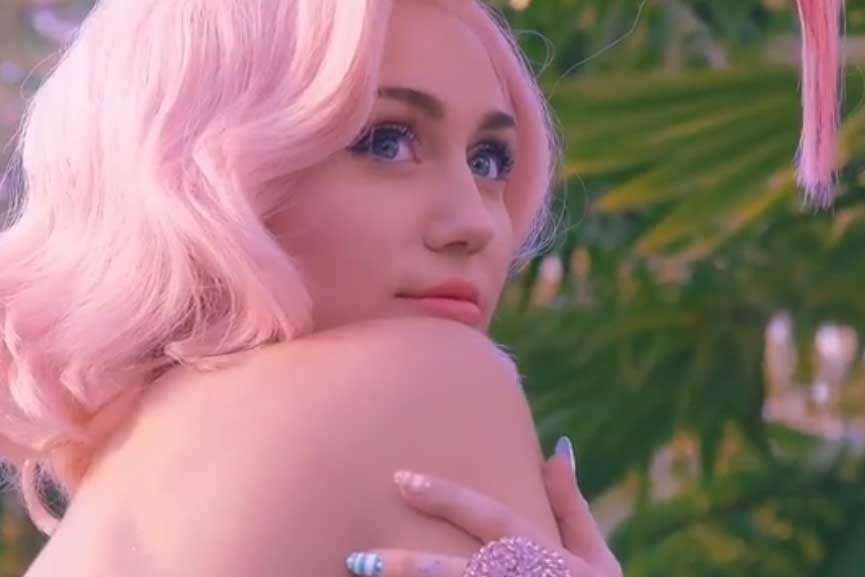 Miley Cyrus op haar paasbest in sexy fotoshoot (foto’s)