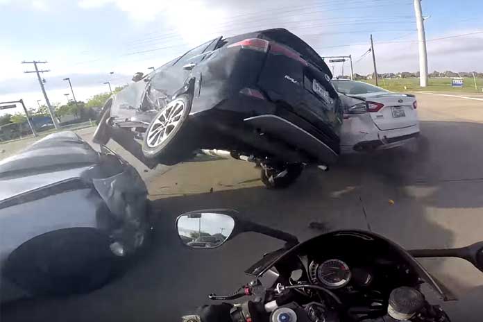 Deze motard mag van heel veel geluk spreken (video)