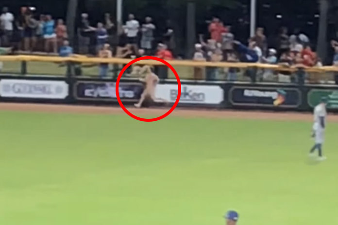 Naaktloper doet tijdens sportwedstrijd zijn ding, maar dan grijpt een toeschouwer loeihard in (video)