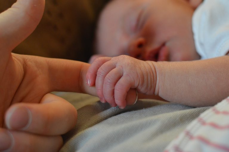 Baby’s die bij mama slapen hebben minder stress