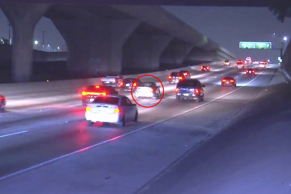 Stilstaande wagen op middelste rijvak zorgt voor levensgevaarlijke toestanden op snelweg (video)