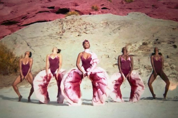 Nederlandse modeontwerper gaat viraal met vaginabroek