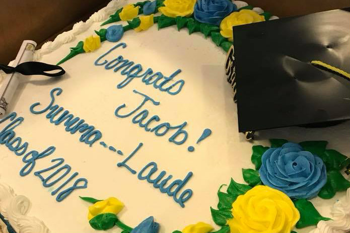 Jongen studeert af en krijgt gecensureerde taart van supermarkt