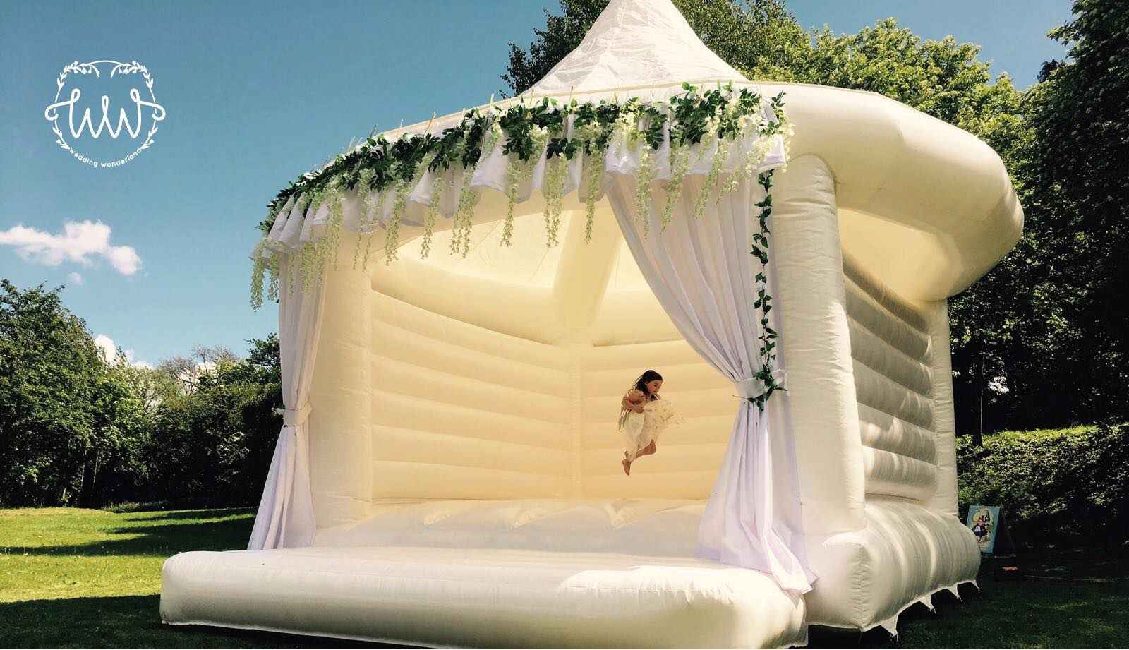 Dit stijlvolle springkasteel is een instant hit op trouwfeesten