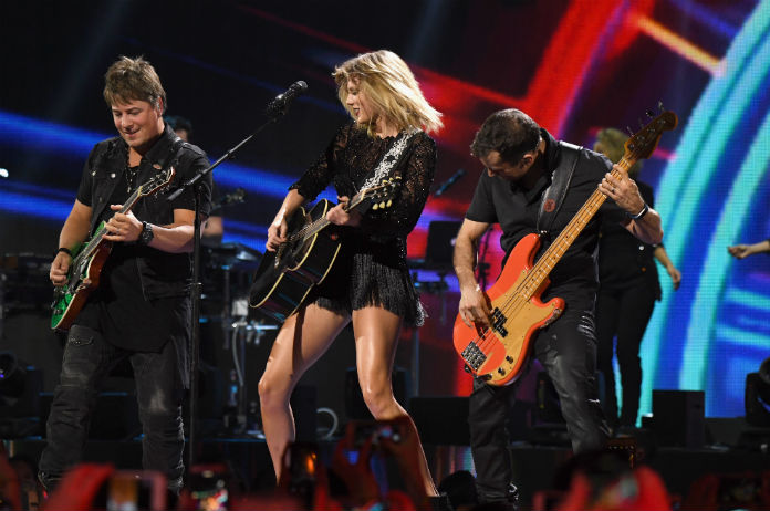 Taylor Swift treedt op voor pleeggezinnen én trakteert pizza