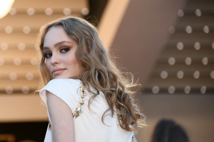 Lily Depp krijgt bizarre filmrol aangeboden: seksscènes met papa