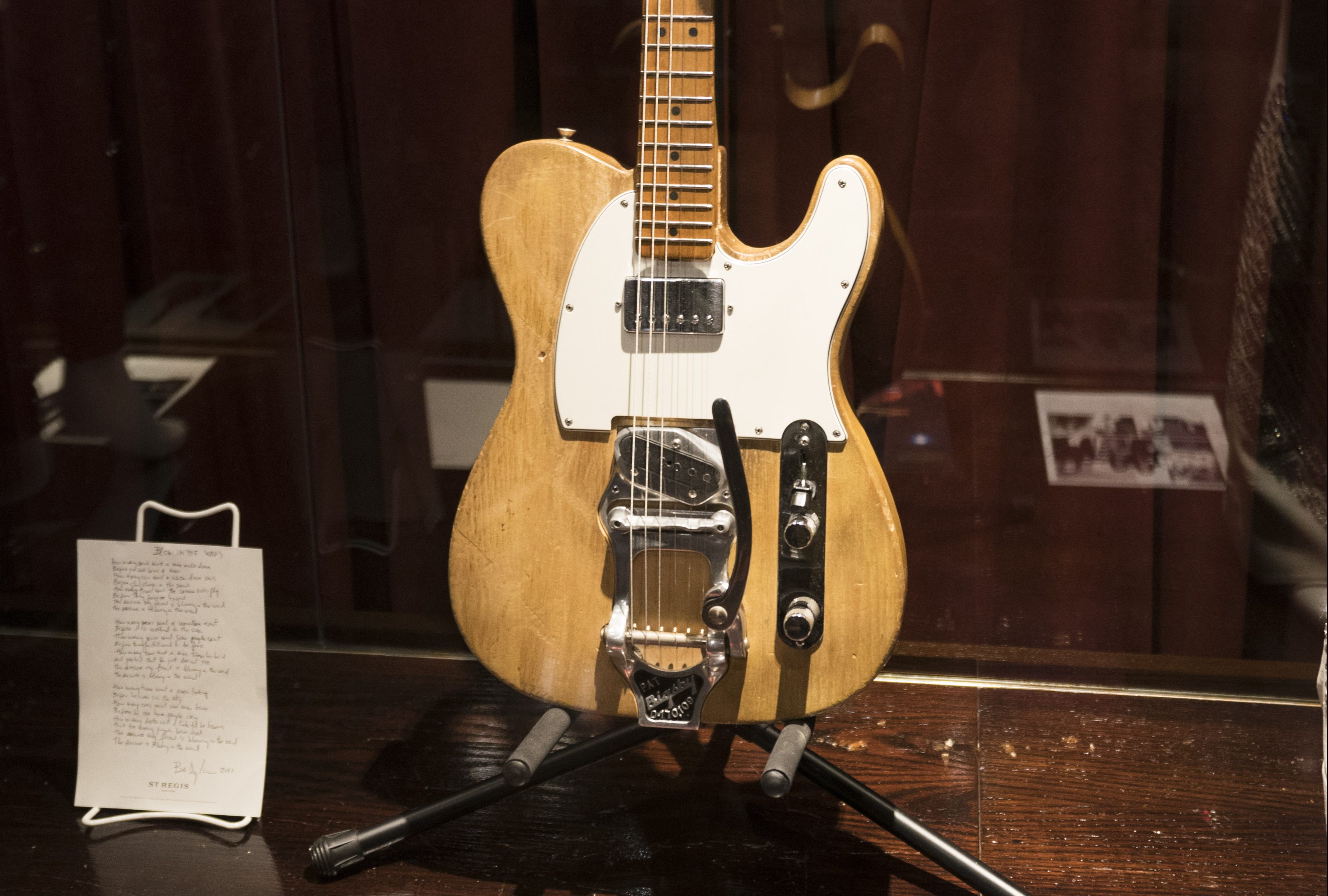 Eerste gitaar waarmee ‘elektrische’ Bob Dylan tourde, verkocht voor 495.000 dollar