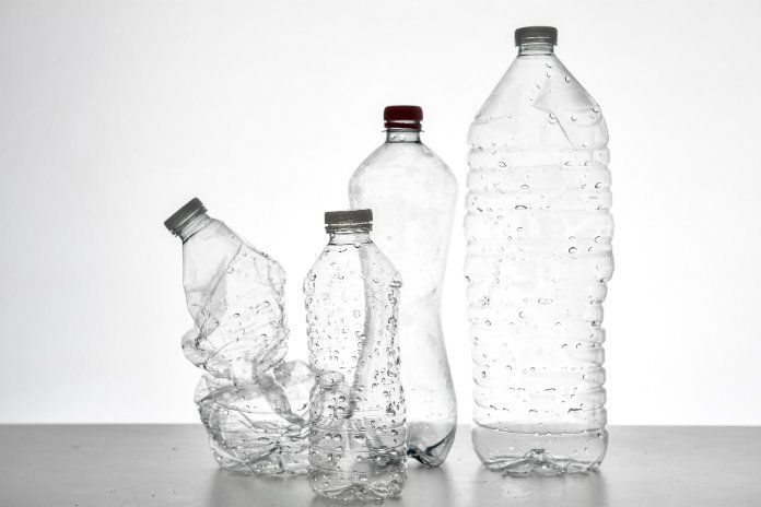 Plastic dopjes moeten straks vastzitten aan drankflessen