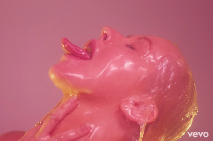 Christina Aguilera schittert topless in nieuwe videoclip