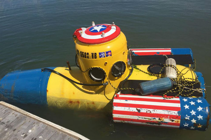 Waaghals maakt plezierritje met zelfgemaakte onderzeeër