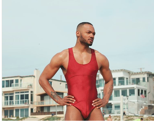 Nieuwe zomertrend gespot: badpak voor mannen