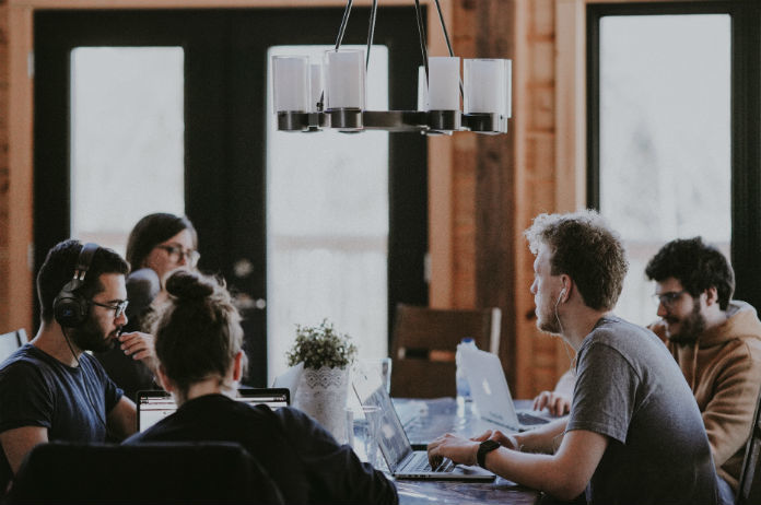 Met je collega’s klagen over het werk is goed voor je