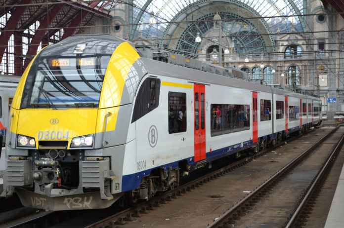 Grappige treinbegeleider tovert lach op je gezicht