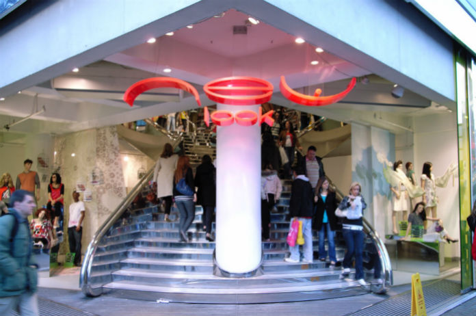 Winkelketen beschuldigd van het heffen van taks op dikheid