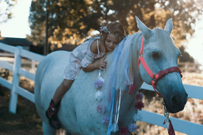 Meisje bestelt paard en laat het bij haar oma bezorgen