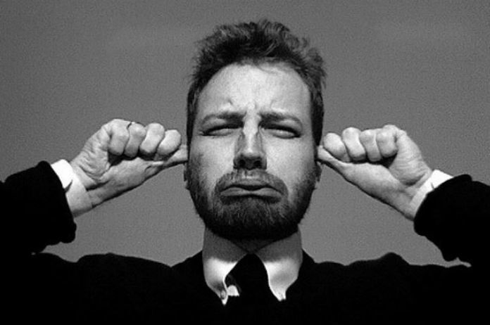 Dit is waarom onze eigen stem zo slecht klinkt