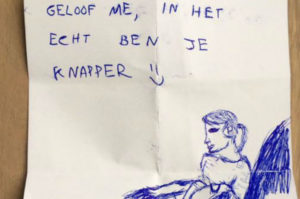 Meisje is op zoek naar haar treinaanbidder