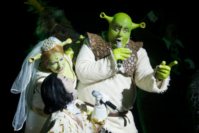 Vrouw brengt zelfbruiner aan en verandert in Shrek
