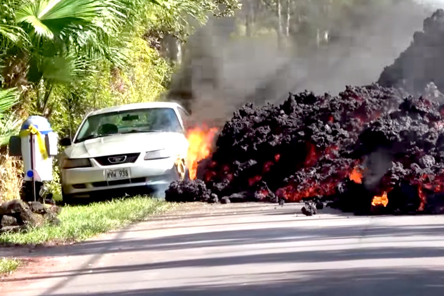 Niet te stoppen: lavastroom slokt auto volledig op (video’s)