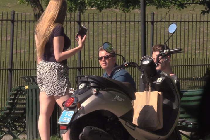 Lachen met een stotteraar en een vrouw op straat uitmaken voor ‘hoertje’: hoe zou jij reageren? (video’s)