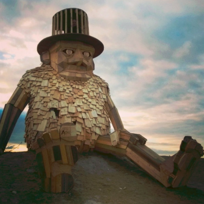 Deense kunstenaar maakt sprookjesachtige beelden uit hout