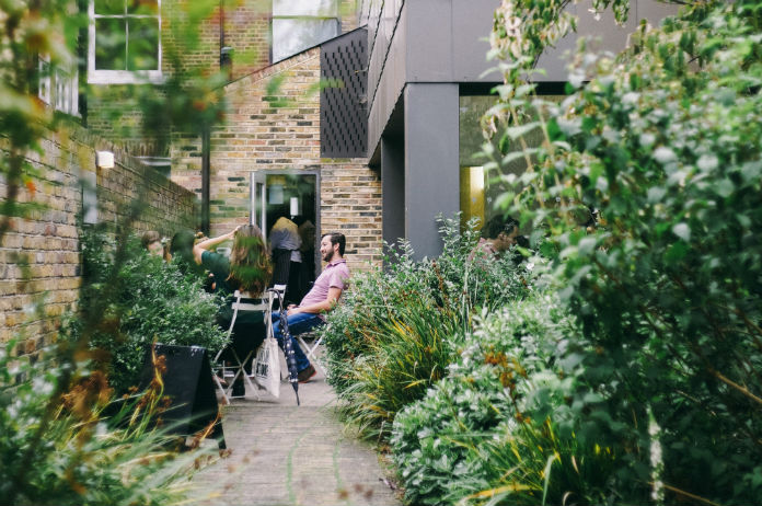 Koppel krijgt bizar briefje: “We zijn het beu om jullie naakt te zien”