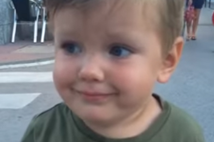 VIRAAL: Kleine Liam heeft in zijn broek gedaan, maar wil dat niet meteen toegeven (video)