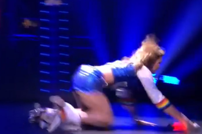 WOOPS: Klaasje maakt pijnlijke val tijdens K3-show (video’s)