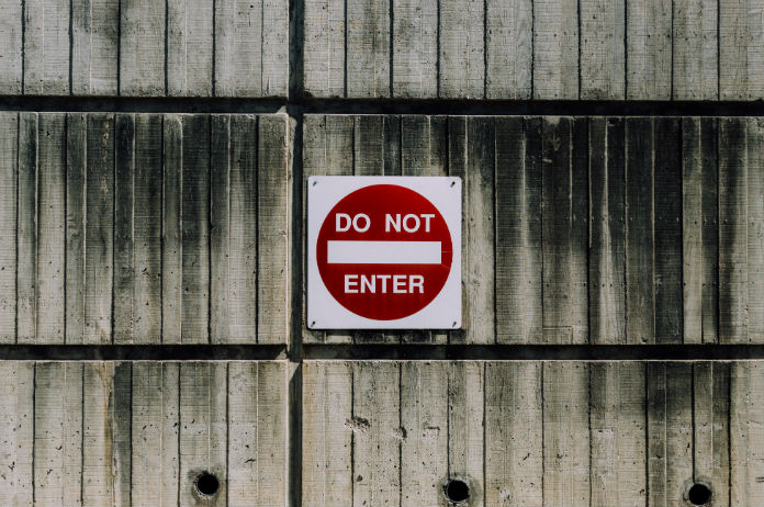 Pedo-duo op bankje vastgezet met cement en touw