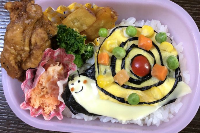 IN BEELD. Vader maakt lunch in de vorm van tekeningen dochter