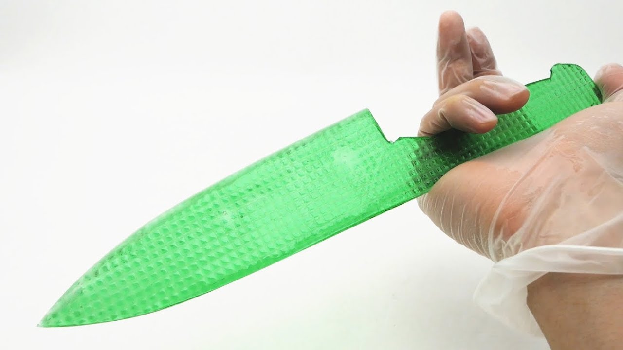 VIDEO. YouTube-ster maakt mes van gelatinesnoepjes