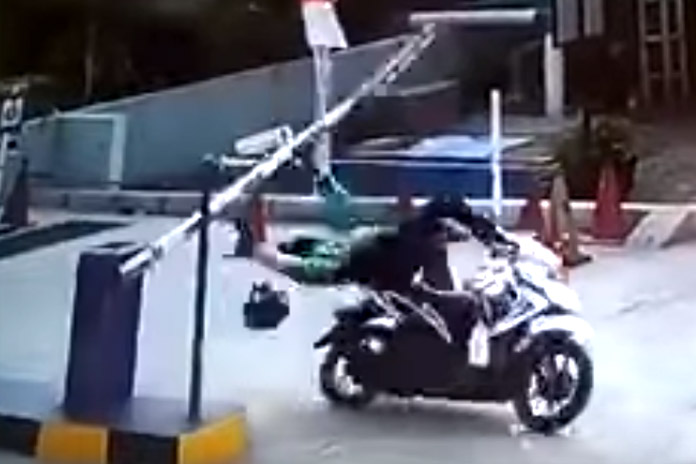 WOOPS: Op hol geslagen slagboom mept motard tegen de vlakte (video)