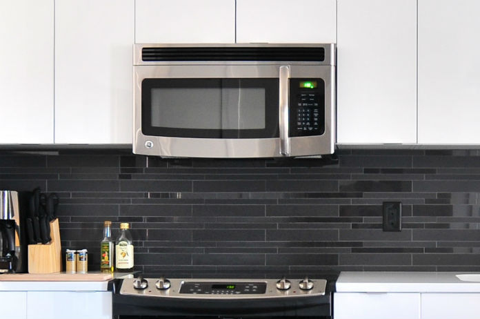 LIFEHACK. Zo gebruik je de microgolf als poetshulpje